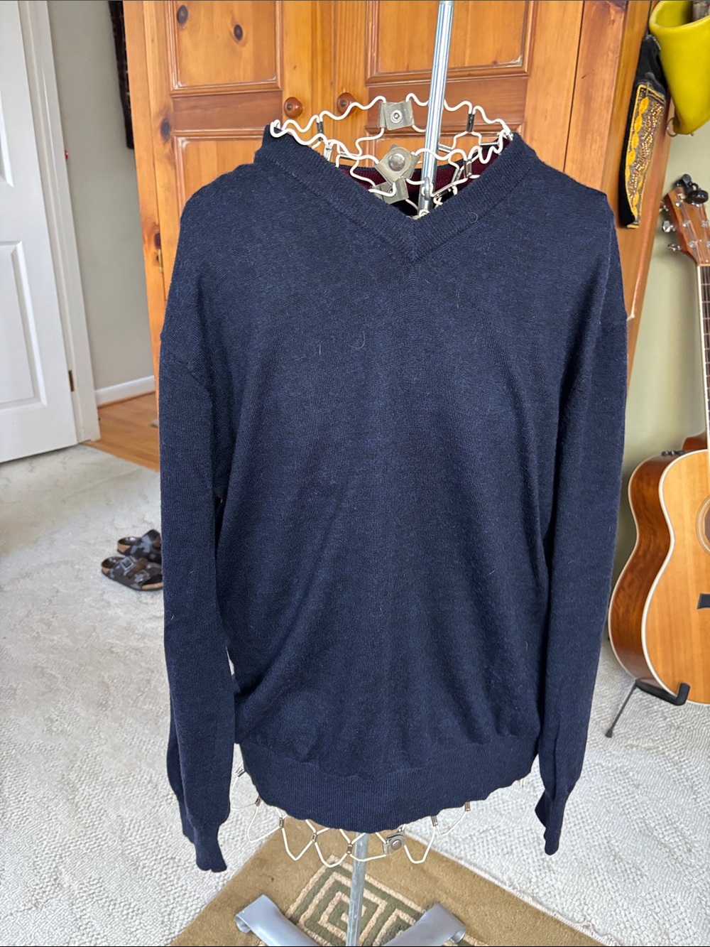 Orvis Men's V-Neck Sweater in Navy